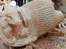 A statue of a lion was found by mine clearance experts while they were digging for a development project along the Tonle Sap River in Phnom Penh's Daun Penh district. CMAC