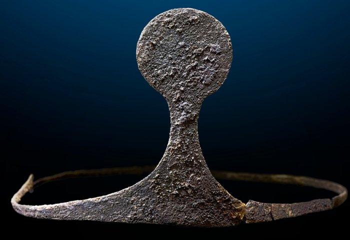 Silver diadem discovered in the royal tomb. It is the only one from that era conserved in Spain.