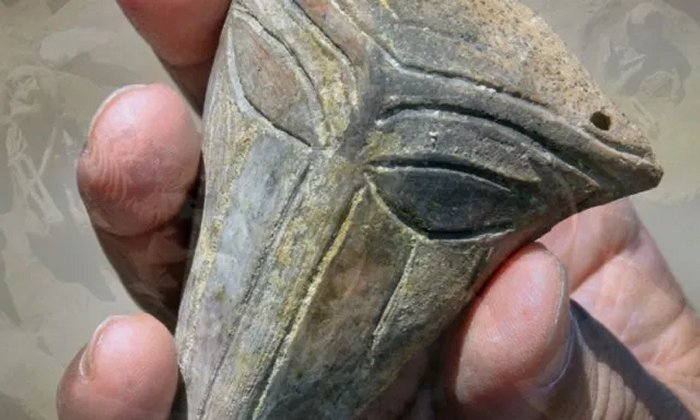 The mouthless prehistoric clay mask or figurine from the 5th millenium BC found in the Salt Pit prehistoric settlement near Provadiya in Northeast Bulgaria has been compared to “an alien in a space suit” in media reports. Photo: Bulgarian National Radio