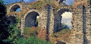 The two-story Kur?unlugerme Bridge, part of the aqueduct system of Constantinople: Two water channels passed over this bridge - one above the other. Image credit: Jim Crow