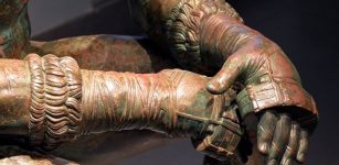 Boxer At Rest - Rare Sculpture And Masterpiece Of Hellenistic Bronze Age Art