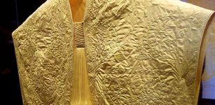 Magnificent Golden Silk Cloth Made By 1 Million Spiders Is One Of The World's Rarest Silk Textiles