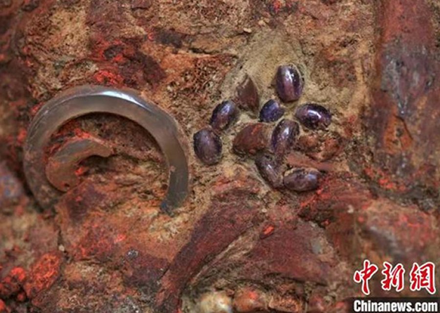 Agate accessories are found from the coffin in the tomb. The photo is provided by Shanxi Provincial Institute of Archaeology. Photo credit: Chinanews.cn