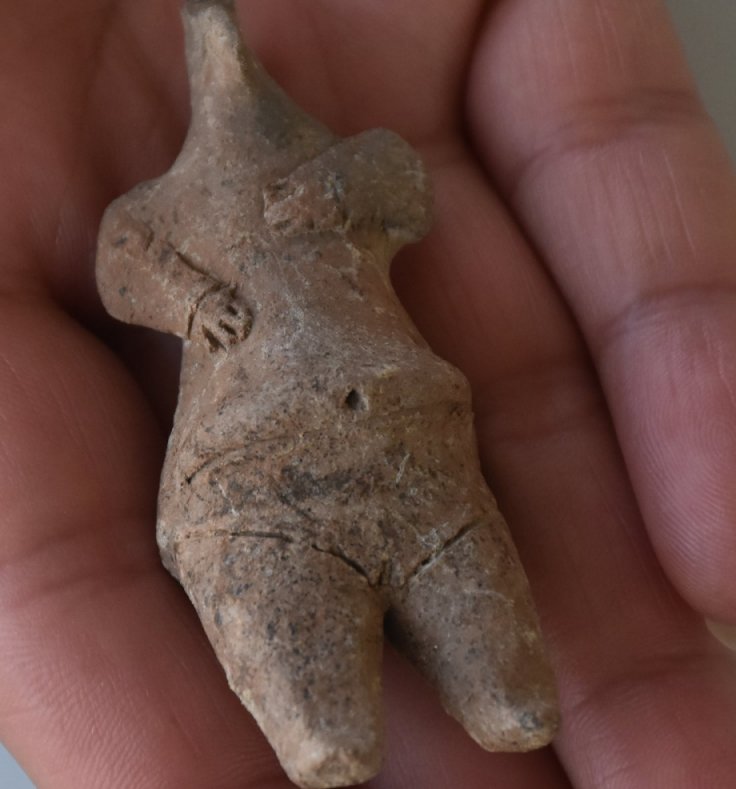 Archaeologists work in Ulucak Mound, Izmir, Türkiye, Aug. 8, 2022. (AA)