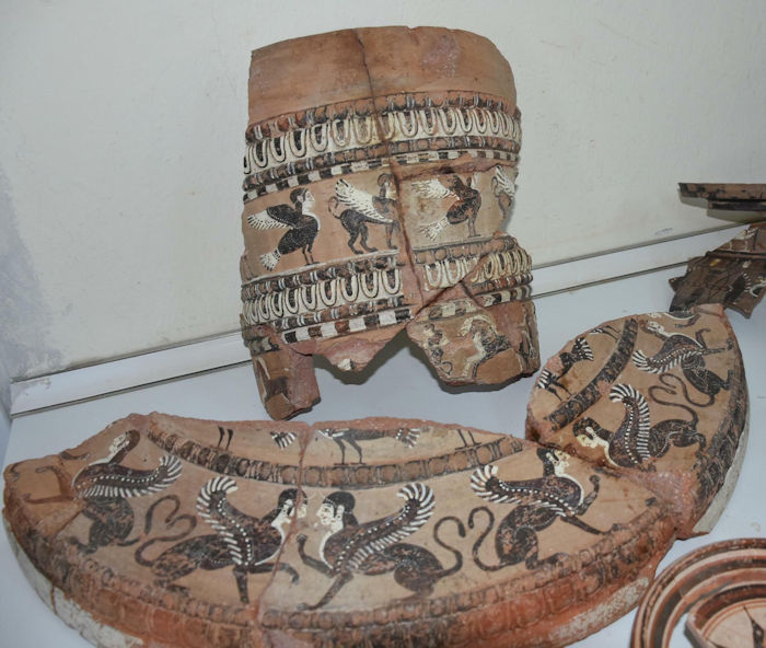 Lavatório ritual único de 2.500 anos pintado com figuras mitológicas descobertas na antiga cidade de Klazomenai