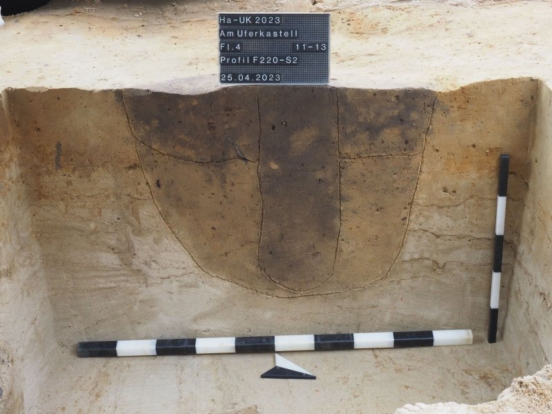 Wooden posts dug vertically into the ground served as the framework for the wood-earth wall. The completely rotted wood is visible as a dark mark in the post pit. Photo: LWL/ P. Hessel