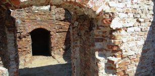 Mysterious Tunnel Found Under Saxon Palace Ruins In Warsaw, Poland