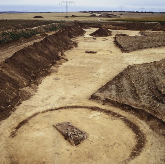 How Did People In Late Bronze Age Central Europe Live During The Urnfield Period, A Time Of Significant Change?