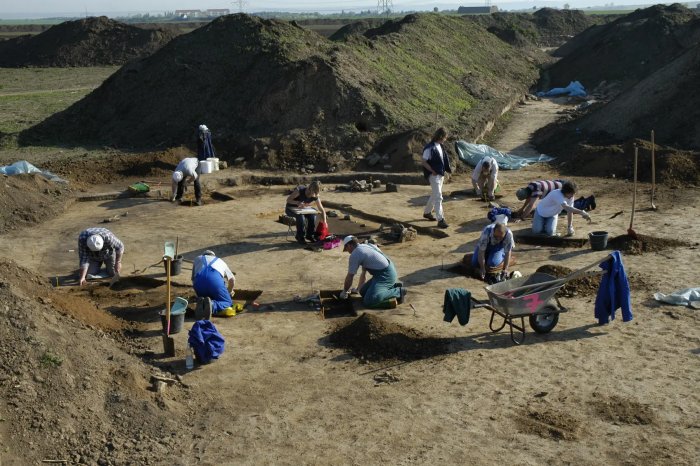 How Did People In Late Bronze Age Central Europe Live During The Urnfield Period, A Time Of Significant Change?