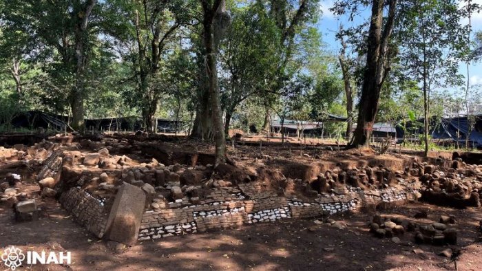 Unusual Monolith Engraved With Symbolic Scene Discovered In Coatepec, Veracruz