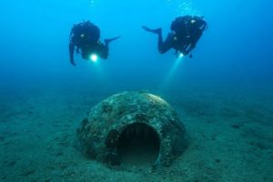 Giant Ancient Roman Dolium And Possible Shipwreck Found On The Seabed Near Elba Island