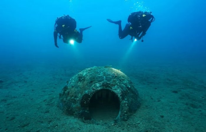 Giant Ancient Roman Dolium And Possible Shipwreck Found On The Seabed Near Elba Island