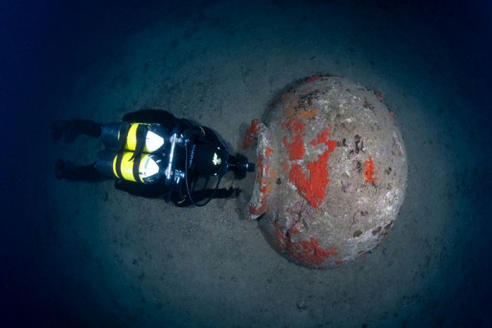 Giant Ancient Roman Dolium And Possible Shipwreck Found On The Seabed Near Elba Island