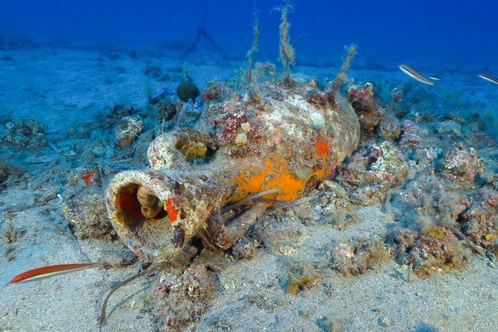 Giant Ancient Roman Dolium And Possible Shipwreck Found On The Seabed Near Elba Island
