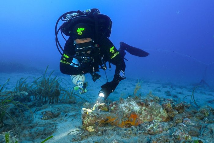 Giant Ancient Roman Dolium And Possible Shipwreck Found On The Seabed Near Elba Island