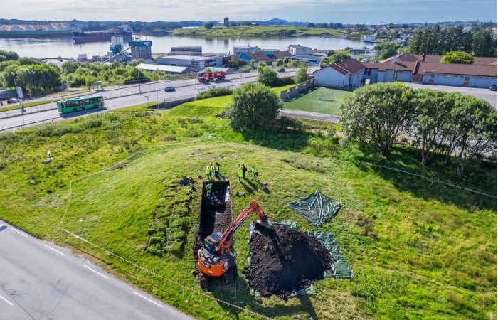 What Lies Inside The Grønhaug Burial Mound? A Viking Ship - And What More?